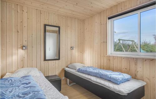 sypialnia z 2 łóżkami w drewnianej ścianie w obiekcie Amazing Home In Sydals With Indoor Swimming Pool w mieście Høruphav