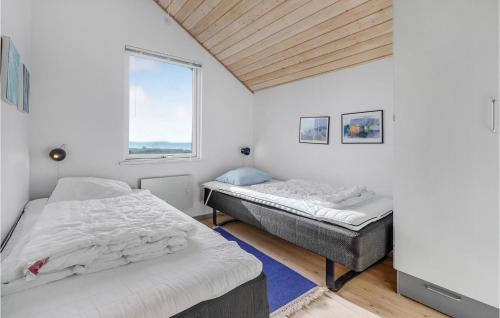 2 Betten in einem Zimmer mit Fenster in der Unterkunft Cozy Home In Slagelse With Kitchen in Slagelse