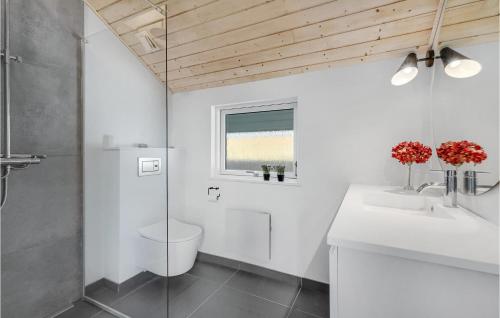 y baño con aseo, lavabo y ducha. en Cozy Home In Slagelse With Kitchen, en Slagelse