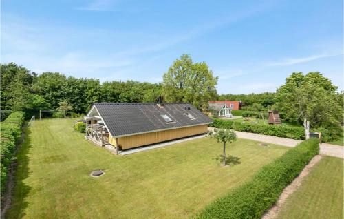 an aerial view of a house with a large yard at Hønsehuset in Skovby