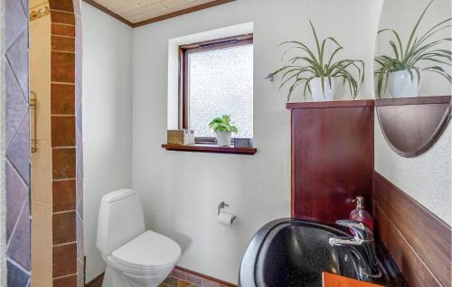 Ένα μπάνιο στο Beautiful Home In Sby With 1 Bedrooms And Wifi
