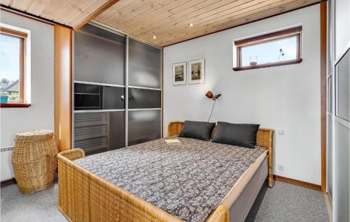 Ένα ή περισσότερα κρεβάτια σε δωμάτιο στο Beautiful Home In Sby With 1 Bedrooms And Wifi
