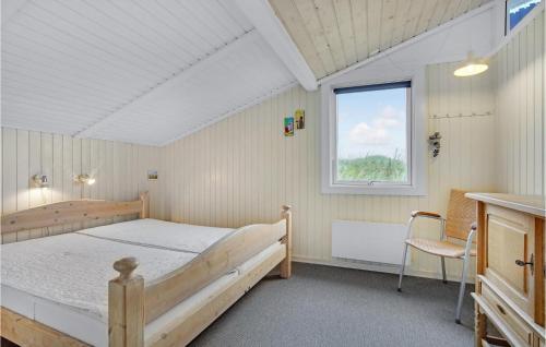 ロッケンにある3 Bedroom Beautiful Home In Lkkenのベッドルーム(ベッド1台、窓付)