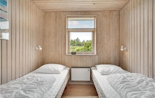 ロンストラップにあるNice Home In Hjrring With 3 Bedrooms And Wifiの窓付きの部屋 ベッド2台