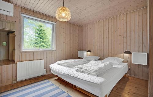 Fjellerup StrandにあるStunning Home In Glesborg With 3 Bedrooms And Wifiのベッドルーム(大型ベッド1台、窓付)