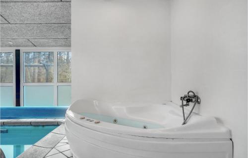 Stunning Home In Glesborg With Kitchen tesisinde bir banyo