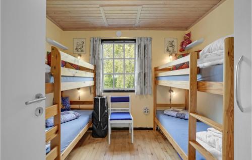 DannemareにあるBeautiful Home In Dannemare With 2 Bedrooms And Wifiの二段ベッドと窓が備わるドミトリールームです。
