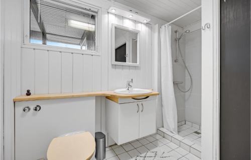 uma casa de banho branca com um lavatório e um chuveiro em Beautiful Home In Odder With Outdoor Swimming Pool em Odder