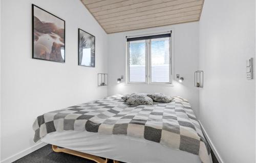 ein Schlafzimmer mit einem Bett mit einer karierten Decke in der Unterkunft Cozy Home In Odder With Kitchen in Odder