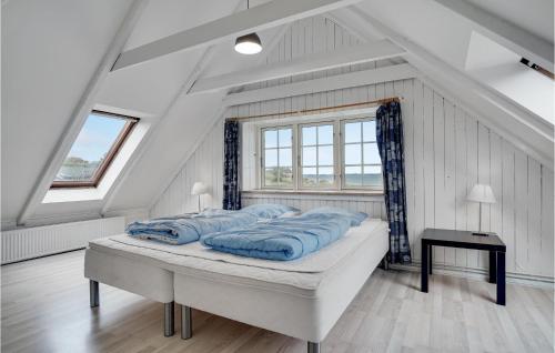 Un dormitorio con una cama con almohadas azules. en Gorgeous Home In Slagelse With Kitchen, en Lille Kongsmark
