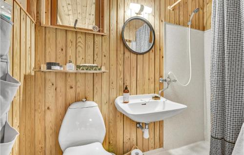 Et badeværelse på Nice Home In Tranekr With 3 Bedrooms, Sauna And Wifi
