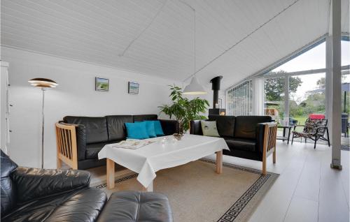 sala de estar con sofá y mesa en Beautiful Home In Glesborg With 3 Bedrooms And Wifi, en Glesborg