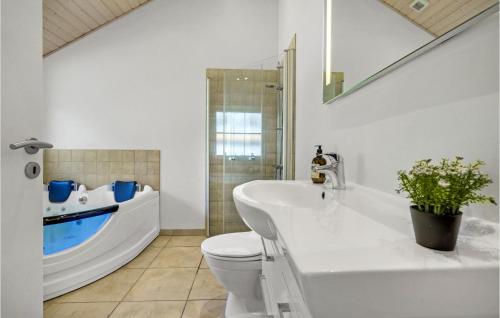 Et badeværelse på 2 Bedroom Stunning Home In Sklskr
