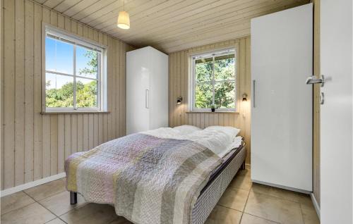 En eller flere senge i et værelse på 2 Bedroom Stunning Home In Sklskr