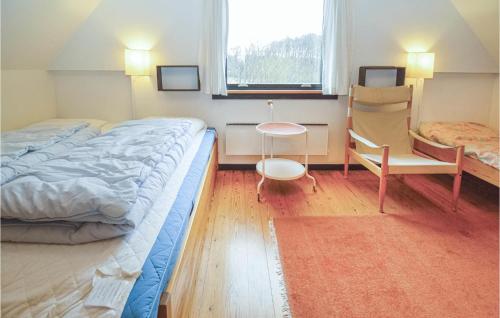 1 dormitorio con 1 cama, 1 silla y 1 ventana en Amazing Home In Askeby With Kitchen en Askeby