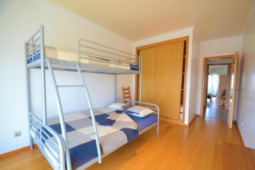 - une chambre avec des lits superposés et une échelle dans l'établissement Estrela do Mar, à São Martinho do Porto