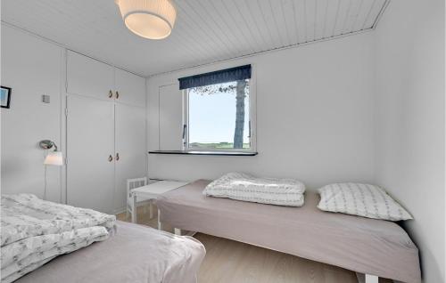 Postel nebo postele na pokoji v ubytování Cozy Home In Hesselager With House Sea View
