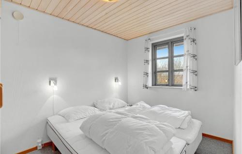 Postel nebo postele na pokoji v ubytování Nice Home In Dannemare With Kitchen