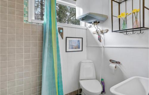 bagno con servizi igienici, lavandino e finestra di Stunning Home In Aakirkeby With Wifi a Vester Sømarken