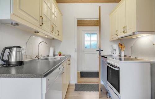 Una cocina o cocineta en Lovely Home In Rødby With Wifi