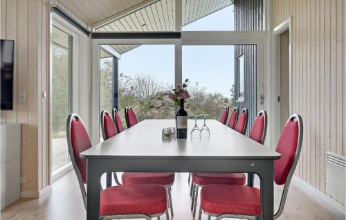Μια τηλεόραση ή/και κέντρο ψυχαγωγίας στο Awesome Home In Hasle With Wifi