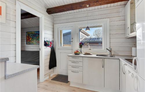 una cucina con armadi bianchi e lavandino di Amazing Home In Bjert With Kitchen a Binderup Strand