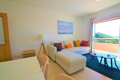- un salon avec un canapé et une table dans l'établissement Casa da praia - by Smarthomes, à São Martinho do Porto