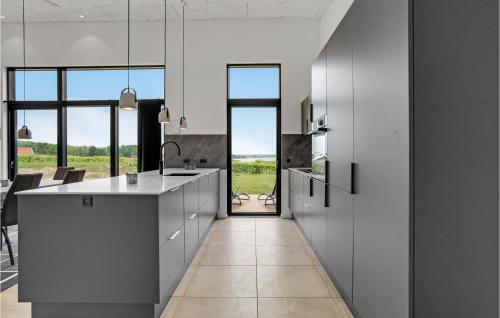 Cucina o angolo cottura di Gorgeous Home In Sjølund With Kitchen