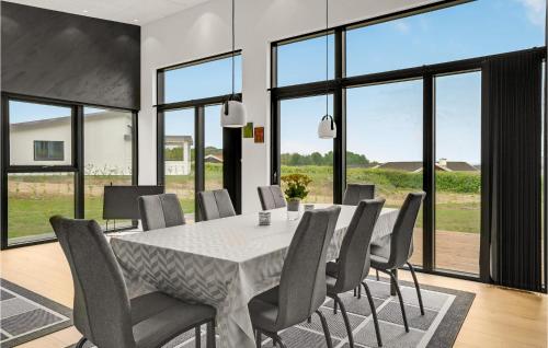 una sala da pranzo con tavolo e sedie bianchi di Gorgeous Home In Sjølund With Kitchen a Sjølund