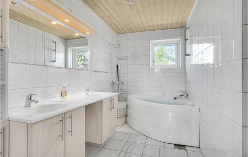 Et badeværelse på Stunning Home In Jgerspris With 6 Bedrooms And Wifi