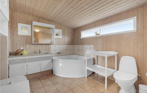 バイアス・スタンにあるBeautiful Home In Vejers Strand With 3 Bedrooms, Sauna And Wifiのバスルーム(バスタブ、トイレ、シンク付)
