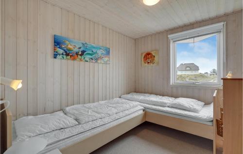 バイアス・スタンにあるBeautiful Home In Vejers Strand With 3 Bedrooms, Sauna And Wifiの窓付きの部屋 ベッド2台