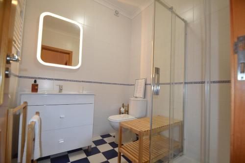 ein Bad mit einem WC und einer Glasdusche in der Unterkunft Carmonas 32 Hill in São Martinho do Porto