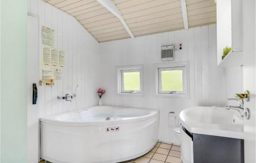Et badeværelse på Lovely Home In Sjlund With Kitchen
