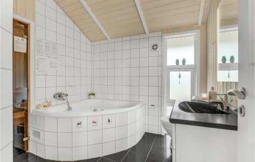 ノーポにあるStunning Home In Nordborg With 3 Bedrooms, Sauna And Wifiの白いバスルーム(バスタブ、シンク付)
