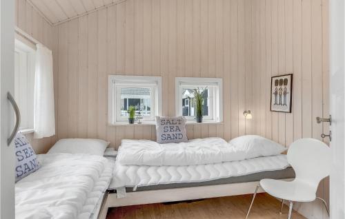 2 camas en una habitación con paredes blancas en Amazing Home In Nordborg With Sauna, en Nordborg