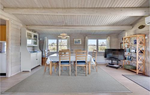 Η κουζίνα ή μικρή κουζίνα στο Gorgeous Home In Rudkøbing With Wifi