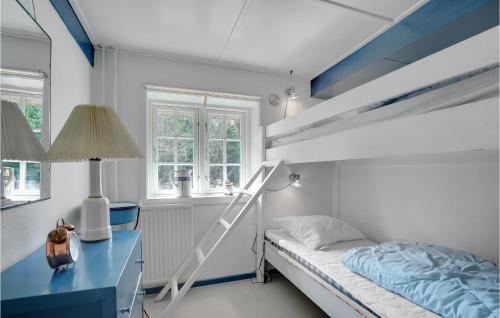 ブラーバンドにあるNice Home In Blvand With 3 Bedrooms And Wifiのベッドルーム1室(二段ベッド1組、青いデスク付)