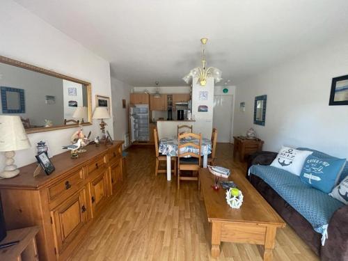 a living room with a couch and a table at Appartement à Belz proche de la mer in Belz