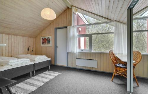 ファーンにあるGorgeous Home In Fan With Saunaのベッドルーム1室(ベッド1台、窓、椅子付)