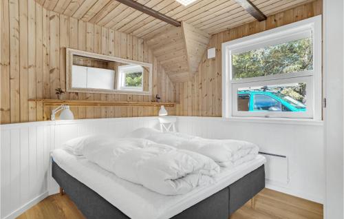 ブラーバンドにあるStunning Home In Blvand With 3 Bedrooms, Sauna And Wifiのベッドルーム1室(白いシーツ付きのベッド1台、窓2つ付)