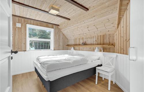 ブラーバンドにあるStunning Home In Blvand With 3 Bedrooms, Sauna And Wifiのベッドルーム(ベッド1台、窓付)