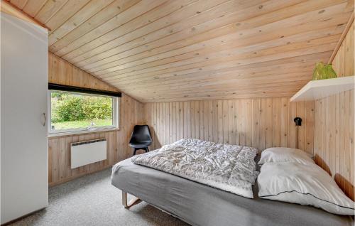 HumbleにあるPet Friendly Home In Humble With Wifiの木製の天井の客室のベッド1台分です。
