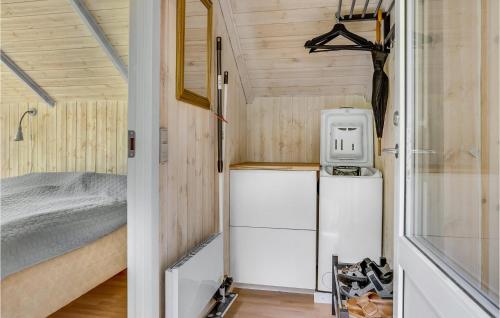 Casa pequeña con cama y nevera en 2 Bedroom Stunning Home In Oksbl, en Oksbøl