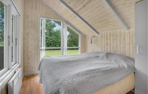 1 dormitorio con 1 cama en una habitación con ventanas en 2 Bedroom Stunning Home In Oksbl, en Oksbøl