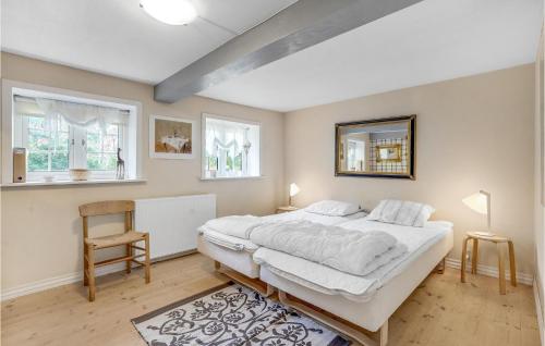 een slaapkamer met een groot wit bed en 2 ramen bij Stunning Home In Rm With Wifi in Bolilmark