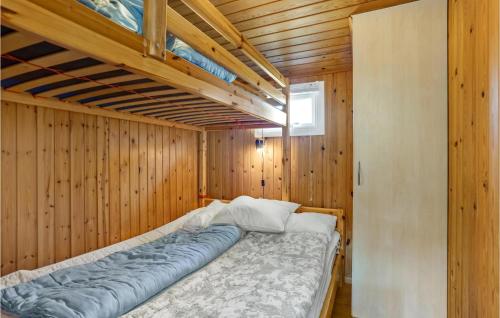 アリンエにあるBjerghusetの木製の壁のベッドルーム1室