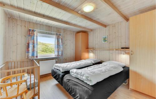 ヴィデ・サンデにあるAmazing Home In Hvide Sande With 4 Bedrooms, Sauna And Wifiの窓付きの部屋にベッド付きのベッドルーム1室があります。