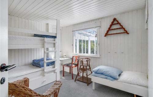 KramnitseにあるBeautiful Home In Rdby With Kitchenの二段ベッドとデスクが備わる小さな客室です。