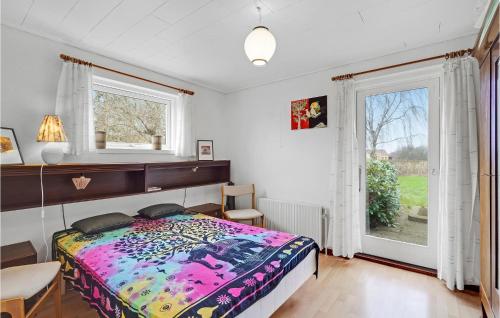 een slaapkamer met een bed en een raam bij 3 Bedroom Nice Home In Tranekr in Tranekær